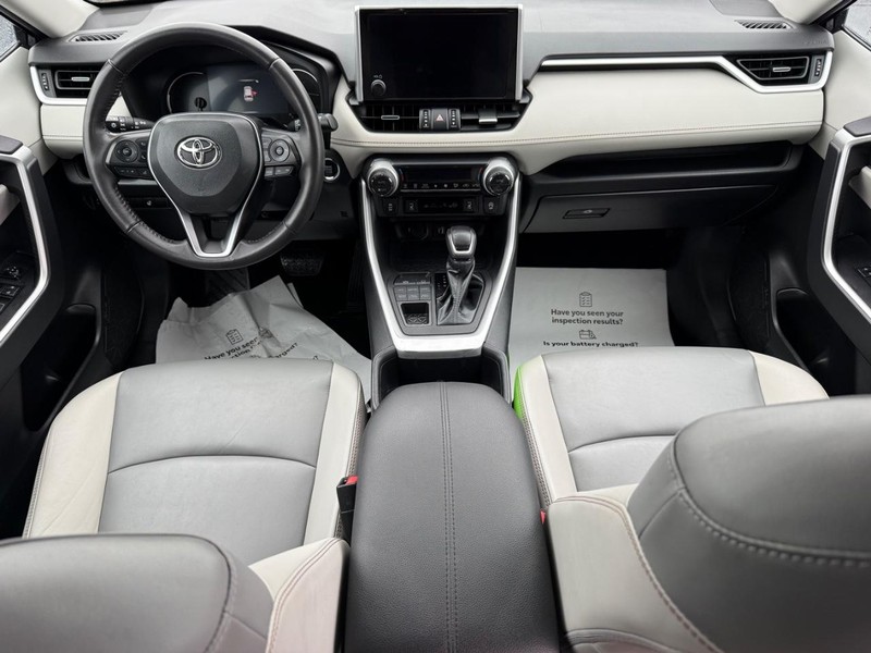 Toyota RAV4 Vehicle Image 13