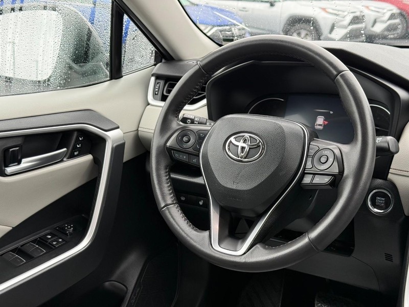 Toyota RAV4 Vehicle Image 14