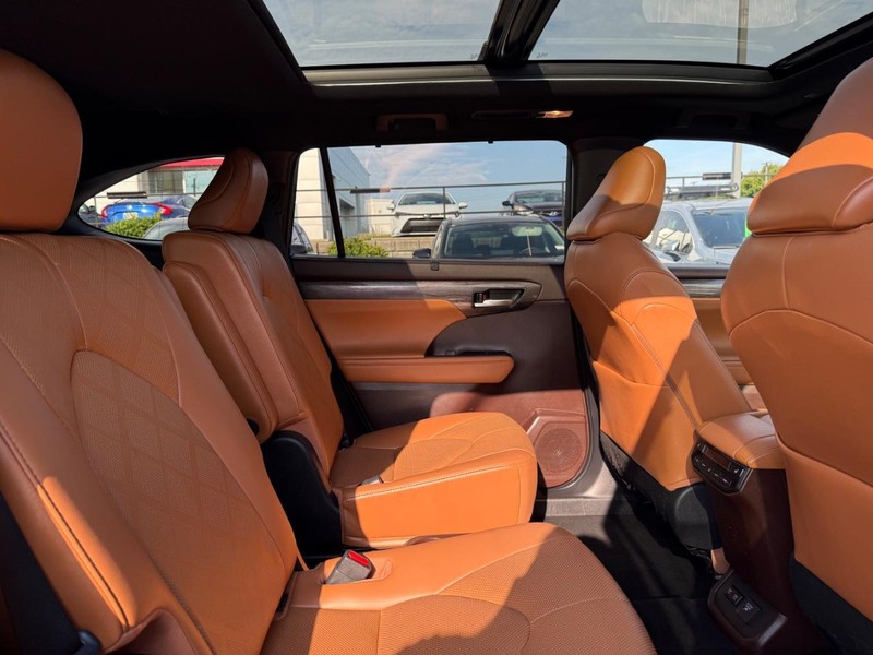 Toyota Highlander Vehicle Image 11