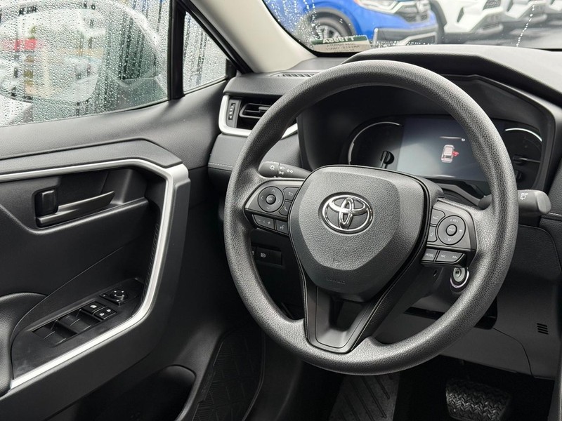 Toyota RAV4 Vehicle Image 12