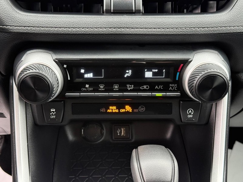 Toyota RAV4 Vehicle Image 17
