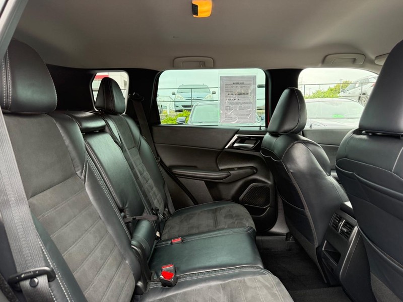 Mitsubishi Outlander Vehicle Image 11