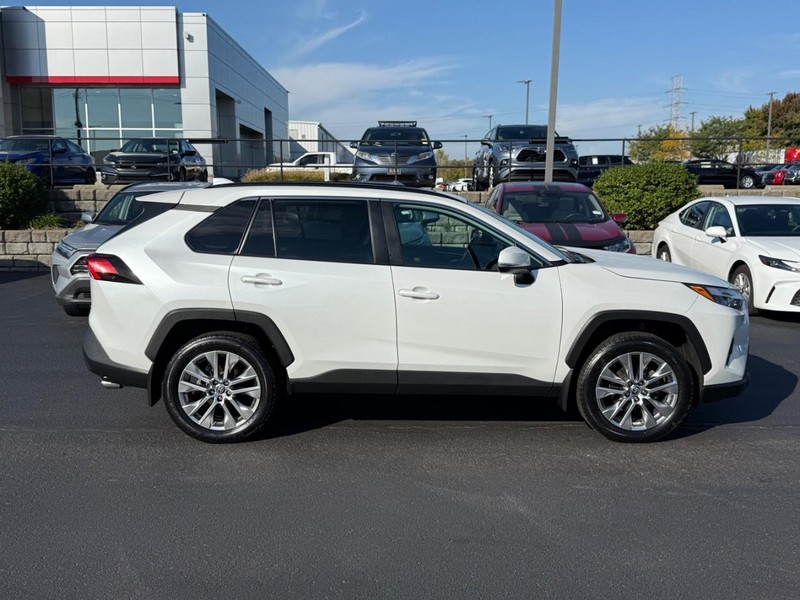 Toyota RAV4 Vehicle Image 02