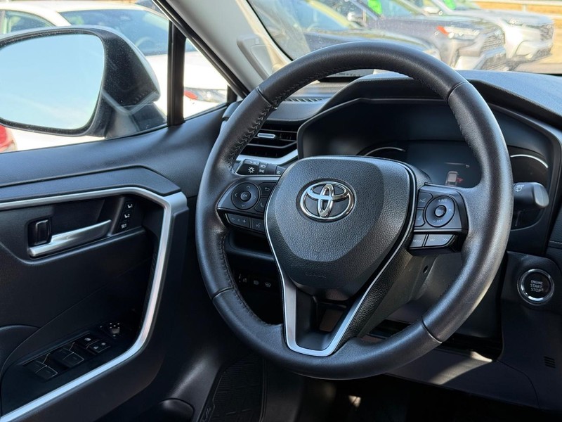 Toyota RAV4 Vehicle Image 14