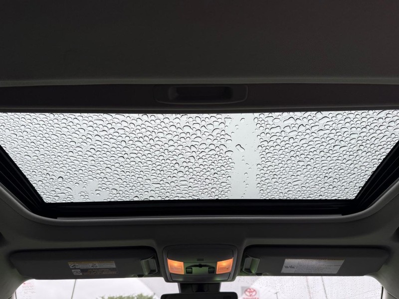 Toyota RAV4 Vehicle Image 12