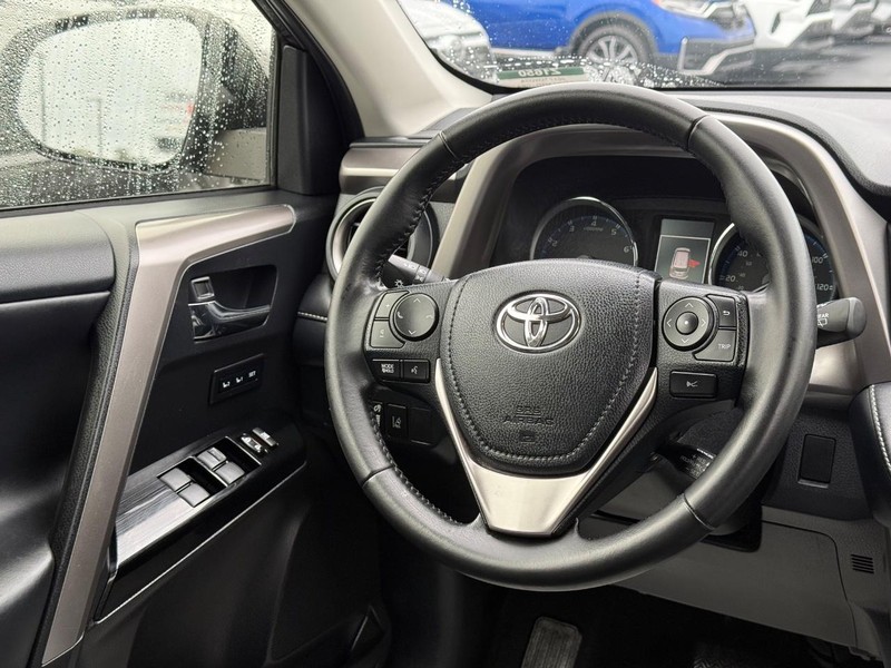 Toyota RAV4 Vehicle Image 14