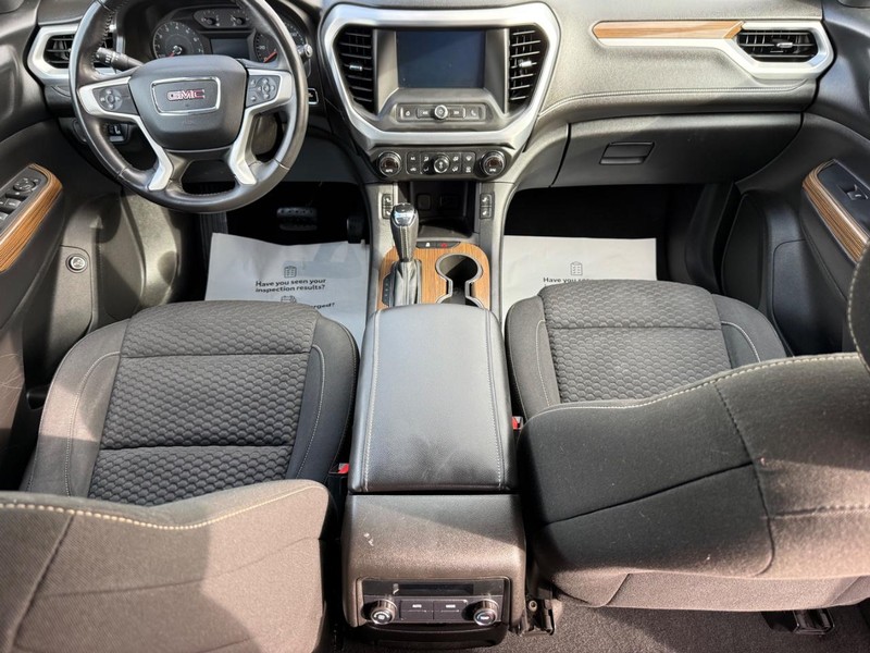 GMC Acadia Vehicle Image 13
