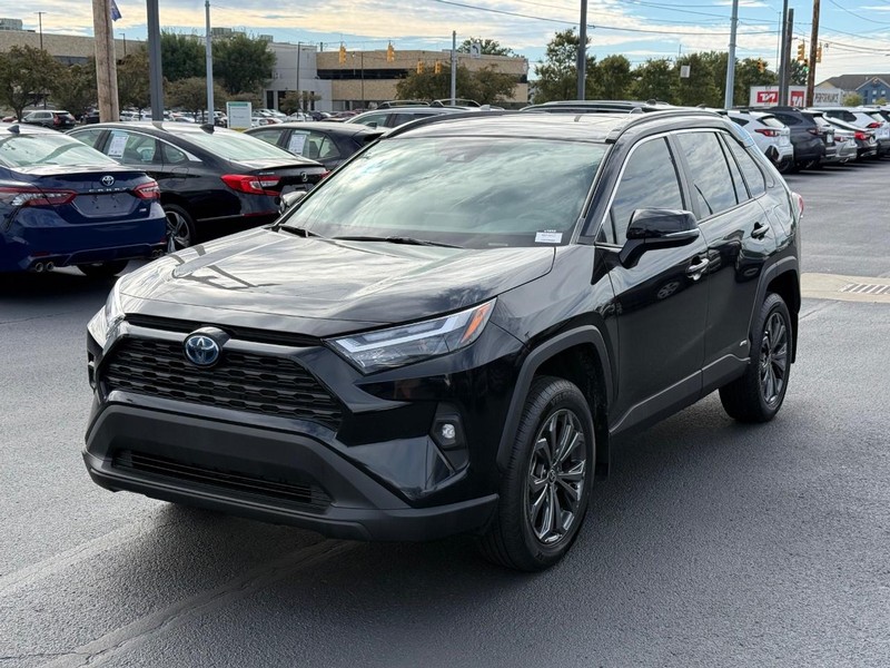 Toyota RAV4 Vehicle Image 09
