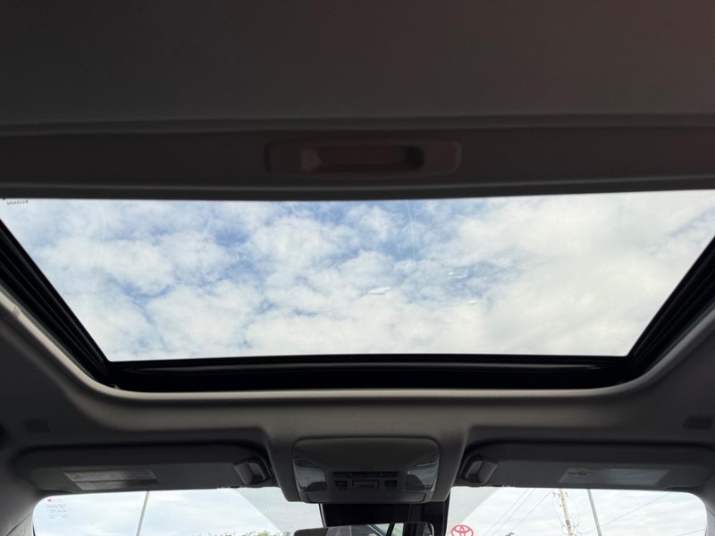 Toyota RAV4 Vehicle Image 12