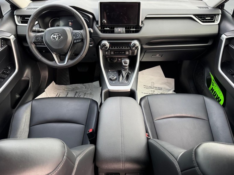 Toyota RAV4 Vehicle Image 13