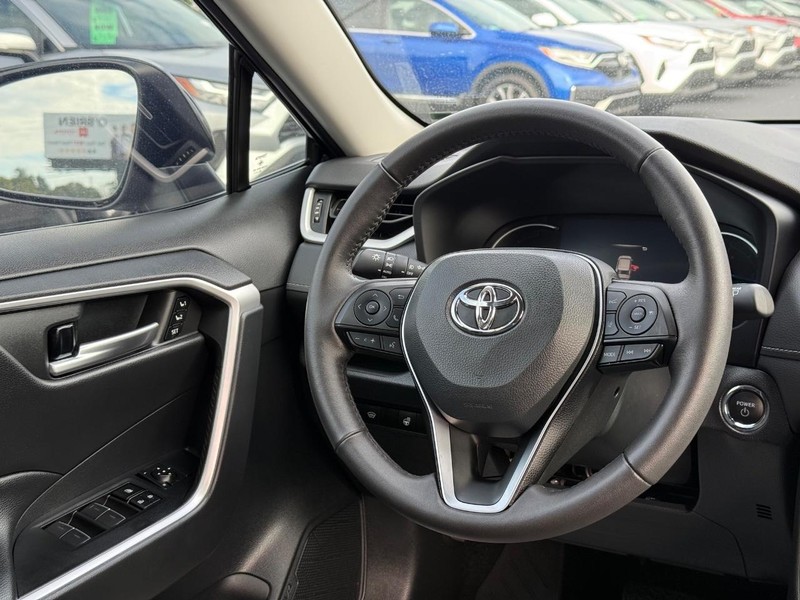 Toyota RAV4 Vehicle Image 14