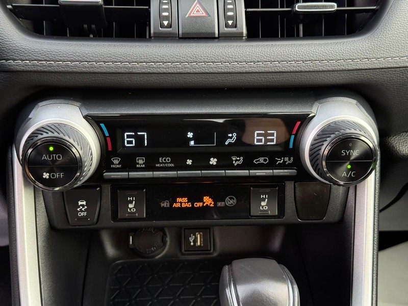 Toyota RAV4 Vehicle Image 21