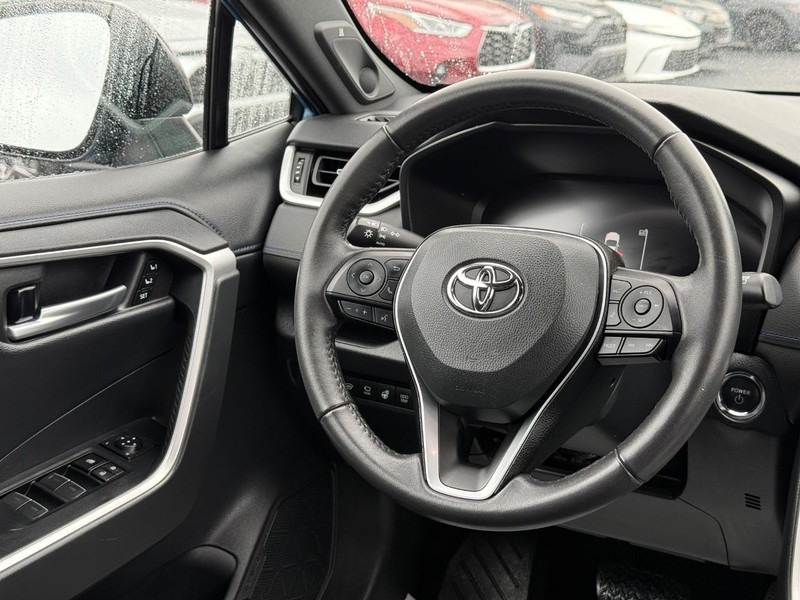 Toyota RAV4 Vehicle Image 14