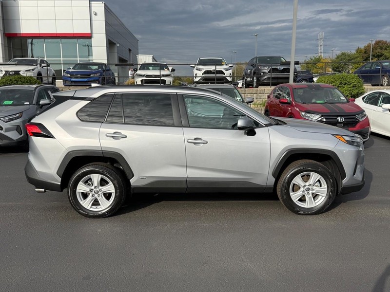 Toyota RAV4 Vehicle Image 02