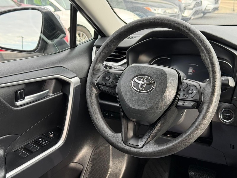 Toyota RAV4 Vehicle Image 12