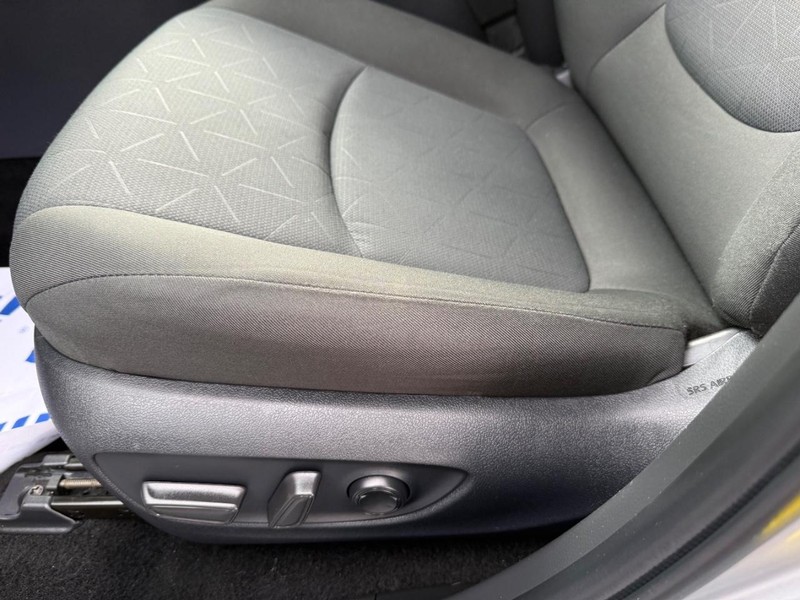 Toyota RAV4 Vehicle Image 24