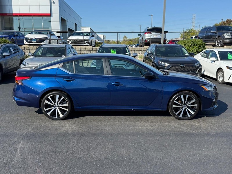 Nissan Altima Vehicle Image 02