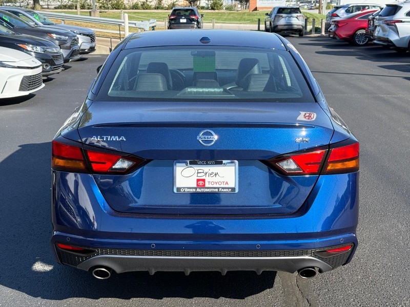 Nissan Altima Vehicle Image 04