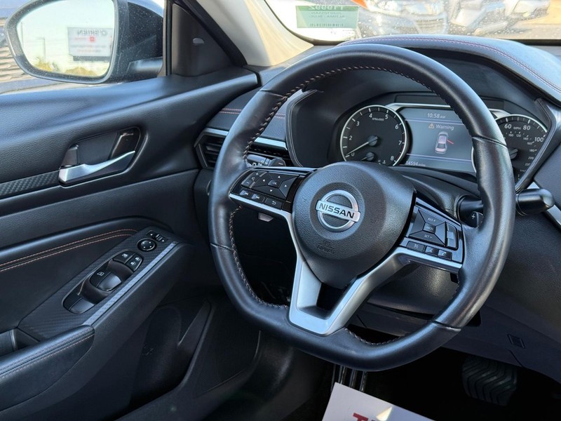 Nissan Altima Vehicle Image 12