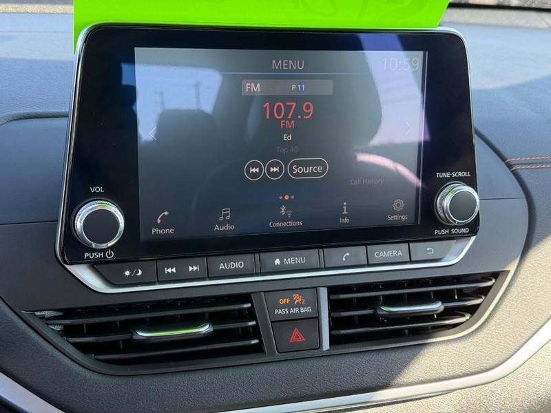 Nissan Altima Vehicle Image 16