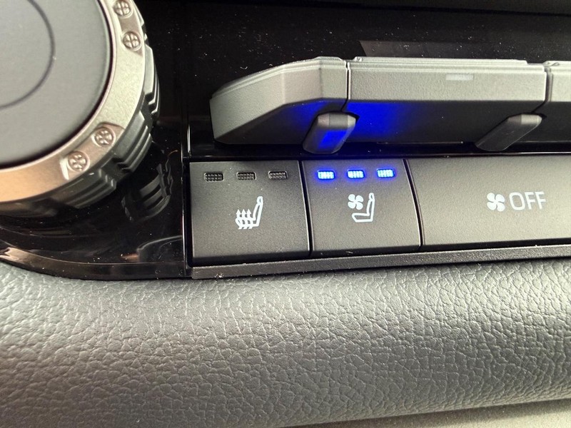 Toyota Tundra 4WD Vehicle Image 11
