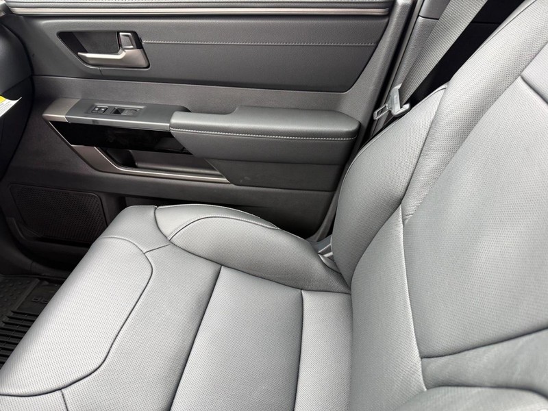 Toyota Tundra 4WD Vehicle Image 15