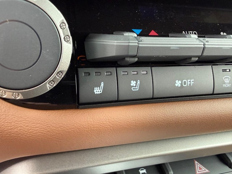 Toyota Tundra 4WD Vehicle Image 11