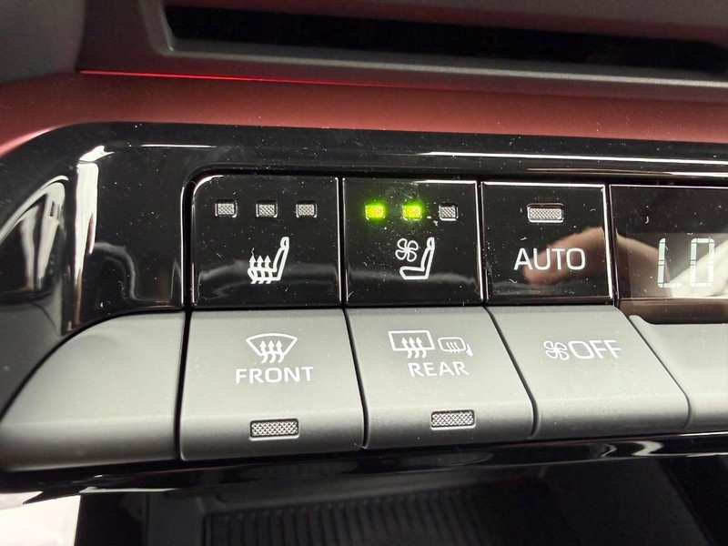 Toyota Prius Plug-In Hybrid Vehicle Image 10