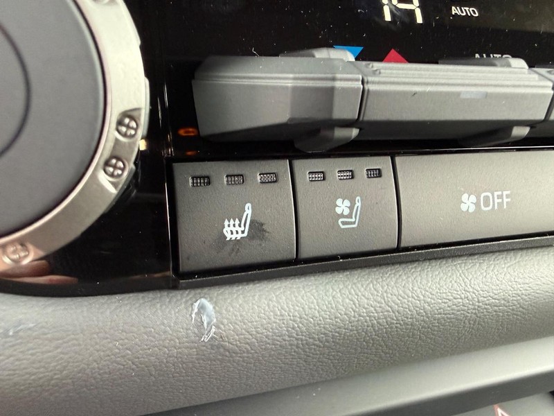 Toyota Tundra 4WD Vehicle Image 11