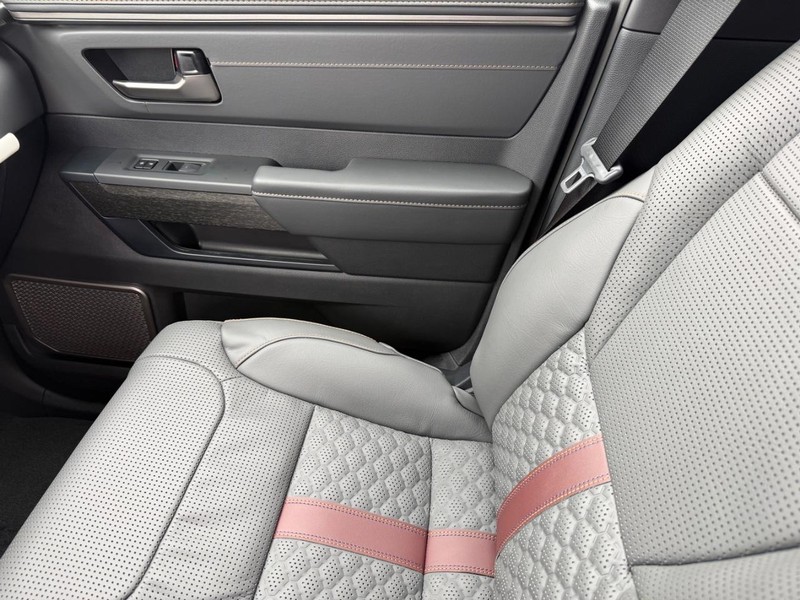 Toyota Tundra 4WD Vehicle Image 15
