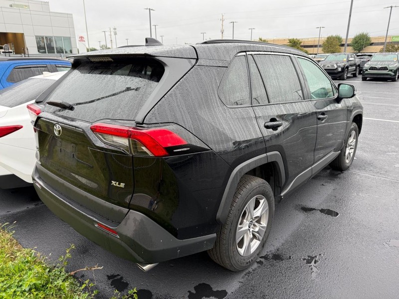 Toyota RAV4 Vehicle Image 04