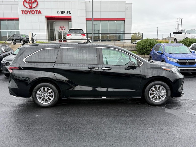 Toyota Sienna Vehicle Image 02