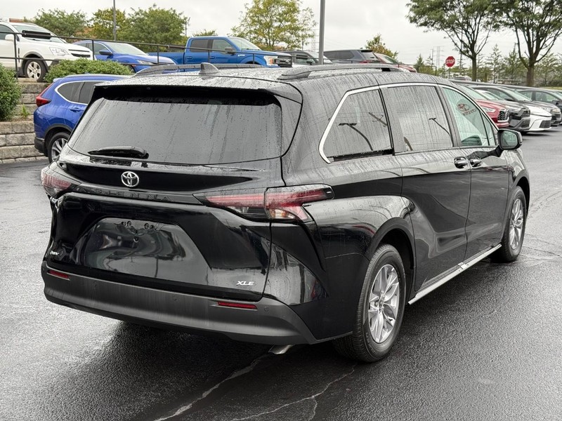 Toyota Sienna Vehicle Image 03