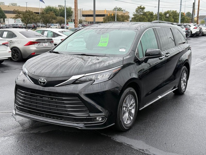 Toyota Sienna Vehicle Image 09