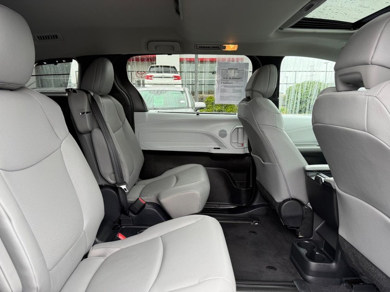 Toyota Sienna Vehicle Image 11