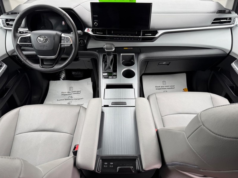 Toyota Sienna Vehicle Image 14