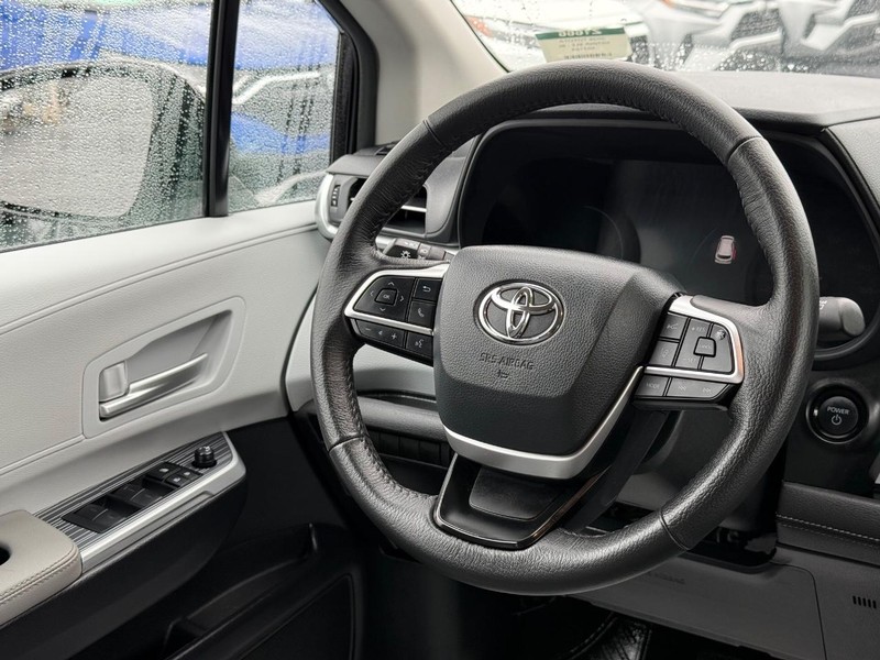 Toyota Sienna Vehicle Image 15