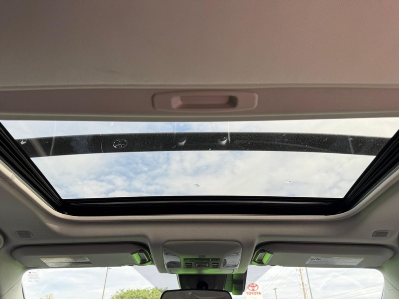 Toyota RAV4 Vehicle Image 12