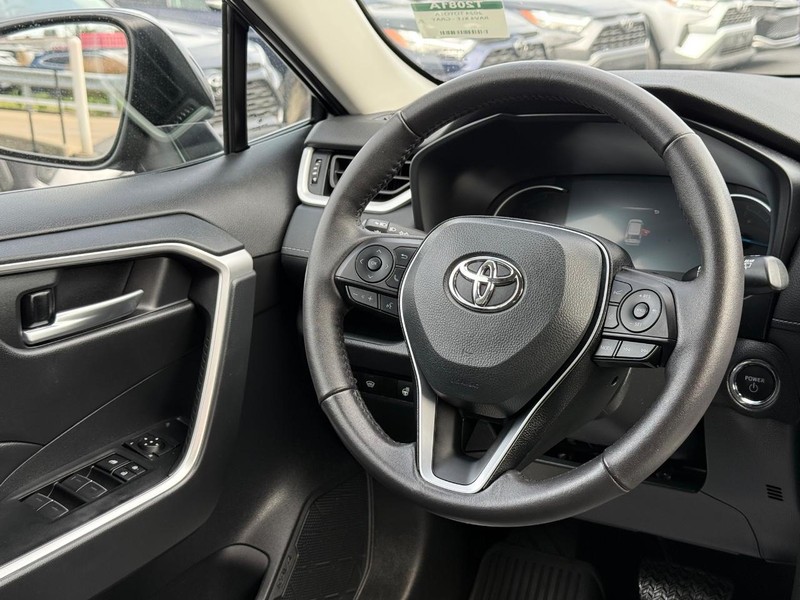 Toyota RAV4 Vehicle Image 14