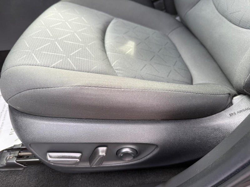 Toyota RAV4 Vehicle Image 28