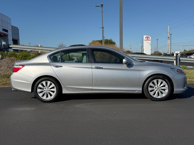 Honda Accord Sedan Vehicle Full-screen Gallery Image 02