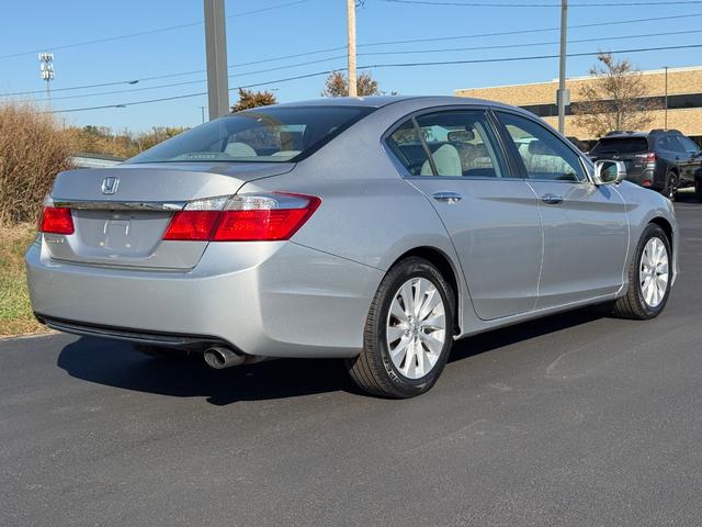 Honda Accord Sedan Vehicle Full-screen Gallery Image 03