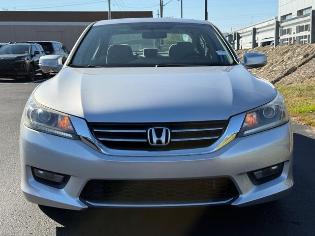 Honda Accord Sedan Vehicle Full-screen Gallery Image 09