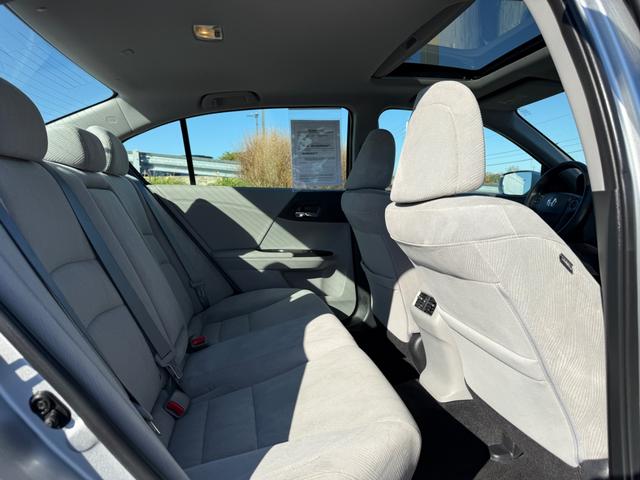Honda Accord Sedan Vehicle Full-screen Gallery Image 10