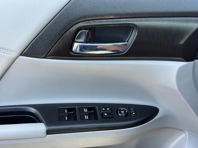 Honda Accord Sedan Vehicle Full-screen Gallery Image 24