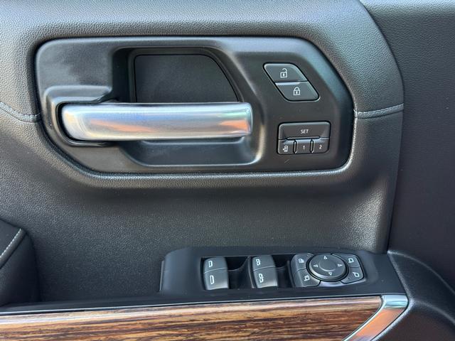 Chevrolet Silverado 1500 Vehicle Full-screen Gallery Image 24