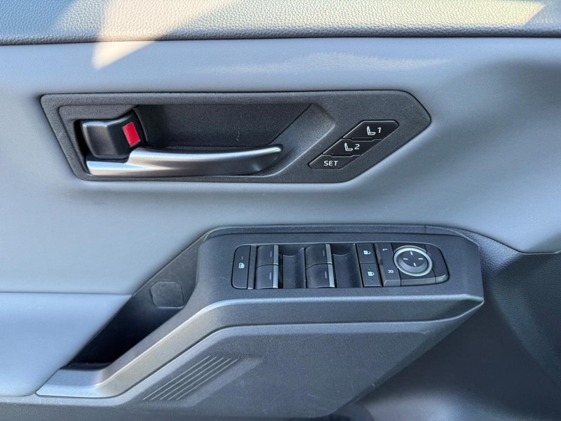 Toyota RAV4 Vehicle Image 25
