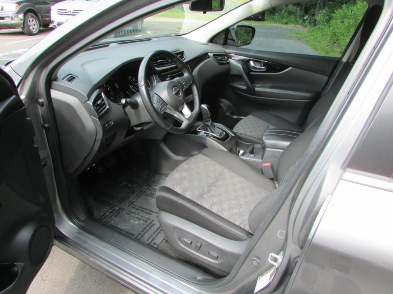 Nissan Rogue Sport Vehicle Full-screen Gallery Image 02