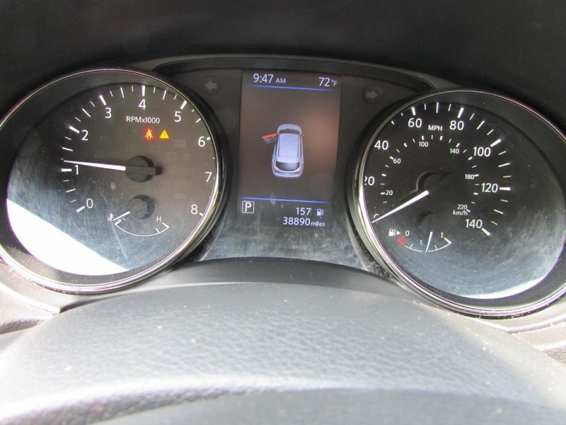 Nissan Rogue Sport Vehicle Full-screen Gallery Image 03