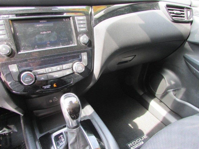 Nissan Rogue Sport Vehicle Full-screen Gallery Image 04
